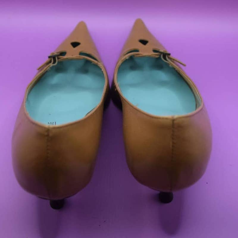 NWOB Saks Fifth Avenue Carmel Leather Pointed Toe Kitten Heel - 7.5 B