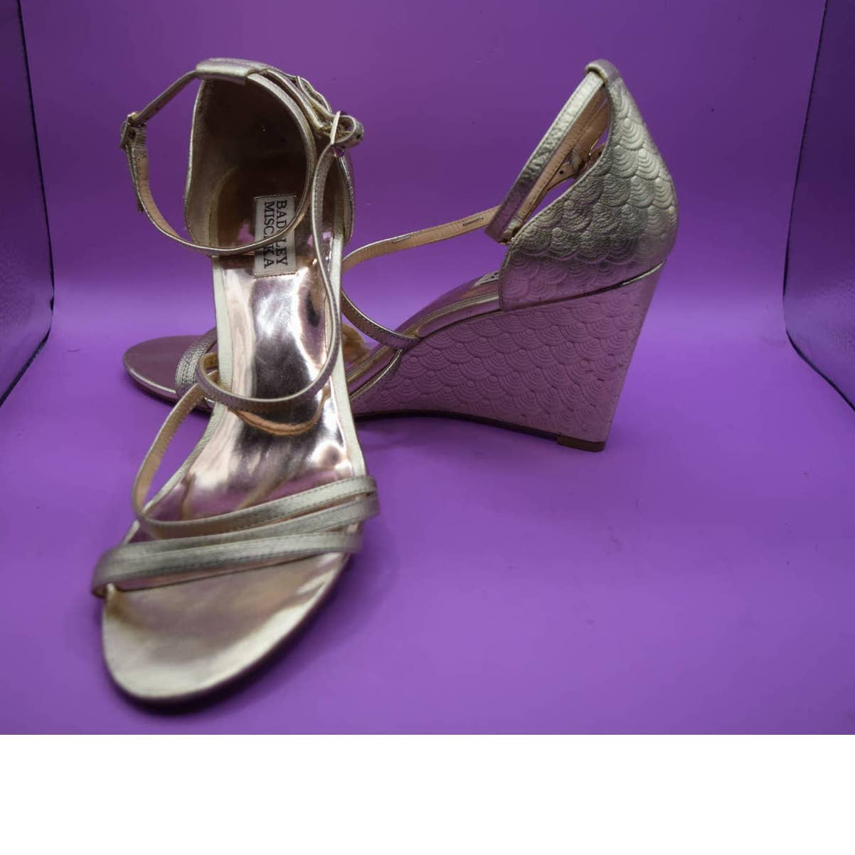 Badgley Mischka Gold Scalloped Wedge Heel Strappy Shoes - 10
